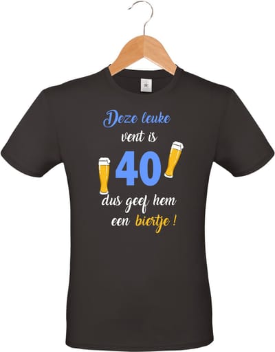 mijncadeautje - T-shirt unisex - zwart - verjaardag - feestje - cadeautje - Deze leuke vent is 40, dus geef hem een biertje - maat S