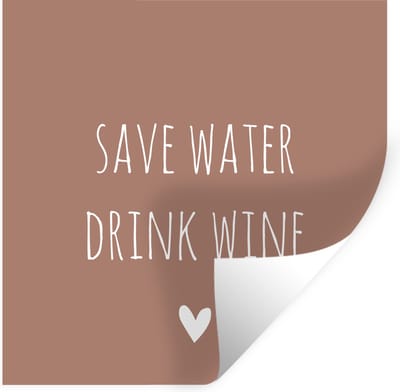 Muurstickers - Sticker Folie - Engelse quote "Save water drink wine" met een hartje tegen een bruine achtergrond - 120x120 cm - Plakfolie - Muurstickers Kinderkamer - Zelfklevend Behang XXL - Zelfklevend behangpapier - Stickerfolie