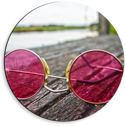 Dibond Wandcirkel - Roze Bril op Houten Vlonder - 40x40cm Foto op Aluminium Wandcirkel (met ophangsysteem)