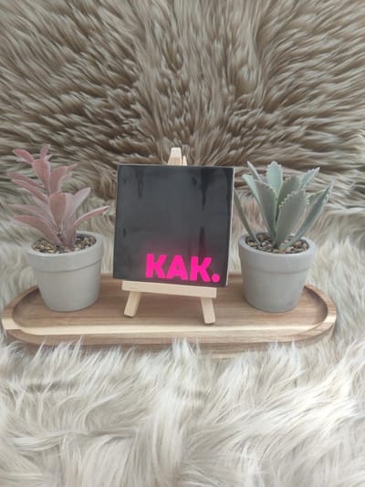 Robuust Wenstegeltje “KAK.” – 10X10cm – Humoristisch Cadeau – Trendy nu – Wanddecoratie – Cadeau voor Nieuwe Woning, Housewarming of voor vriend(in) – Sfeervol en Persoonlijk – Zomaar – Decoratief Tegeltje met Standaard – Cadeau Idee