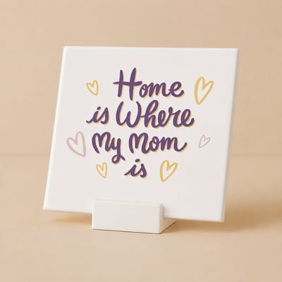 Keramische Tegel 15x15cm met houdertje– “Home Is Where My Mom Is” Hart Ontwerp – Lief Moederdagcadeau & Woondecoratie