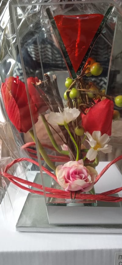 Glasdecoratie in glas met rode tulpen en gelei lichtje.