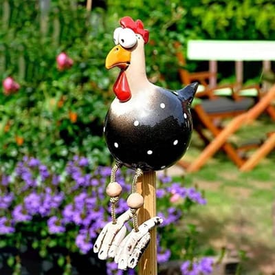 Handgemaakte Tuindecoratie van Haan, Weerbestendige Resin Tuinsteker, Decoratieve Tuinstatuette voor Balkon en Patio, Boerderijdecoratie, 8.5 x