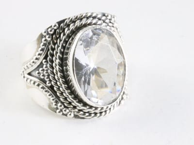 Bewerkte zilveren ring met bergkristal - maat 18