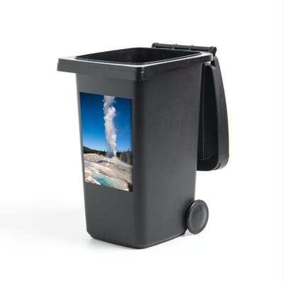 Container sticker Nationaal park Yellowstone - Een actieve geiser met wit gesteente in het Nationaal park Yellowstone - 40x60 cm - kliko sticker - weerbestendige containersticker