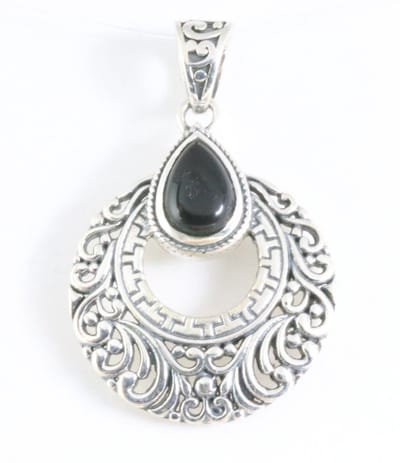 Bewerkte zilveren hanger met onyx