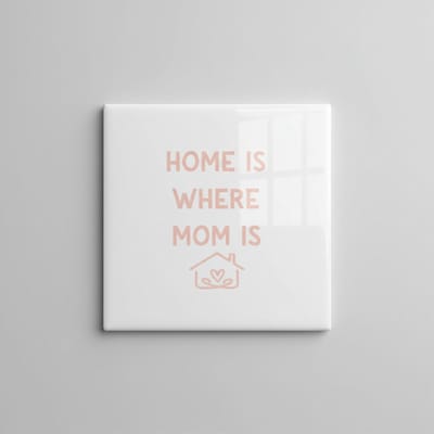 “Home Is Where Mom Is” Tekst Tegel – Minimalistische Familie Typografie Wanddecoratie – Decoratieve Keramische Tegel 15 × 15 cm