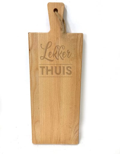 Grote borrelplank / snijplank met tekst gravure Quote: LEKKER THUIS. Cadeau-verjaardag-bedankje-samenwonen. Het formaat is 20x56cm