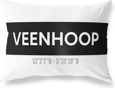 Tuinkussen VEENHOOP - FRIESLAND met coördinaten - Buitenkussen - Bootkussen - Weerbestendig - Jouw Plaats - Studio216 - Modern - Zwart-Wit - 50x30cm