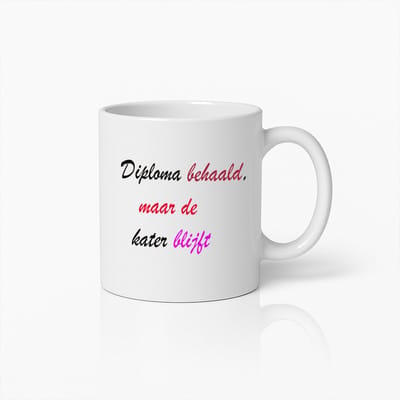 Witte Koffiemok met Grappige Nederlandse Afstudeertekst 'Diploma behaald, maar de kater blijft' – Humoristisch Cadeau voor Afgestudeerden