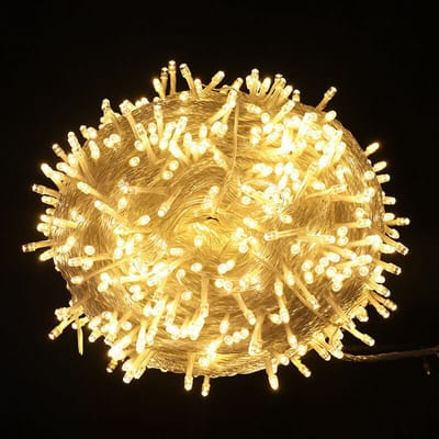 Een 100geschikt voorer lange lichtslingergeschikt voor 600 LED-pixels, die 360 graden licht uitstralen vanuit de lampjes. Deze lichtslinger is gemaakt van koper en is geschikt voor huisdecoratie tijdens Diwali en Kerstmis (warm wit licht).