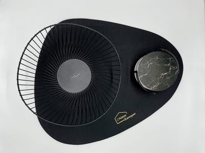 Maison Extravagante - Luxe geschenkset tafelen - Nordic Black editie - 6 persoons tafelen - 6x Placemat zwart - Fruitschaal zwart - 8x Keramische onderzetters marmer zwart - Housewarming