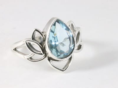 Opengewerkte zilveren lotus bloem ring met blauwe topaas - maat 16