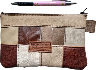 Toetie & Zo - Handgemaakte Etui - Leer - Bruin - Creme - Wit - Koeienvacht - Patchwork - Telefoontas - Makeuptas - Pennenetui - Medicijnhoesje