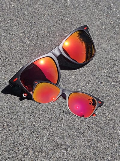 Jendi Trendy WK2026 Oranje Zonnebril - Zwart - Rode Pootjes - Festival - Festivalbril - Evenement- Zon - Polarised - Gepolariseerd - Vintage - Oranje Glazen - Mannen en Vrouwen - Vierkant Frame -Festivalbril - Feestbril - Concertbril -