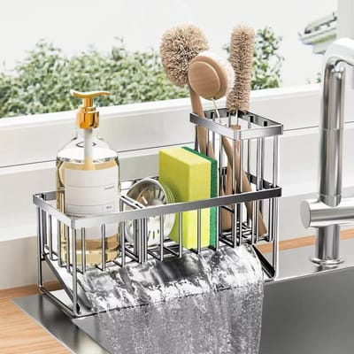 QTTVBTNA – 1 Stuk Gootsteen Organizer – RVS – Roestbestendige Sink Caddy met Borstelhouder – Spons Houder en Zeepdispenser Tray voor Keuken – Aanrecht Opberger voor Afwasborstel, Spons en Schoonmaakaccessoires – Modern Keuken Accessoire Zilver