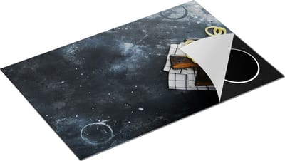 Chefcare Inductie Beschermer Uienringen op een Zwarte Betonnen Achtergrond - 80x50 cm - Afdekplaat Inductie - Kookplaat Beschermer - Inductie Mat