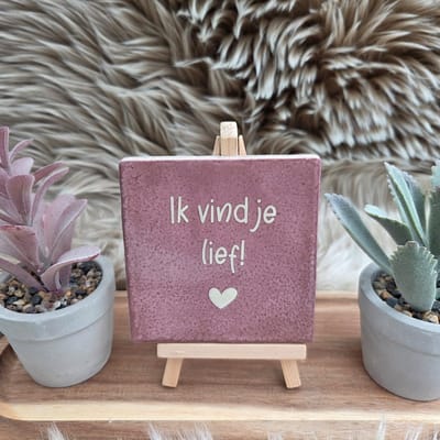 Robuust Wenstegeltje ik vind je lief – Hip trendy tegeltje – Handmade – Uniek Cadeau voor mama, moeder, vriendin, collega of zomaar – Stijlvolle Woondecoratie met Boodschap – Trendy nu – Decoratief Tegeltje met Standaard – Cadeau Idee