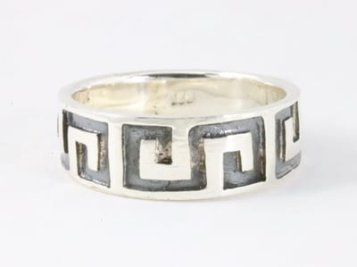 Zware zilveren ring met Grieks motief - maat 19.5