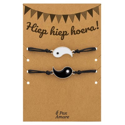 Vriendschapsarmbandjes voor 2 "Hiep Hiep Hoera" - Yin Yang - BFF Armbandjes met Verjaardags Cadeau Kaartje - Zilverkleurig - Elastisch Verstelbaar - Pax Amare