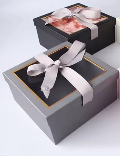Luxe Cadeaudoos met Transparant Deksel en Satijnen Lint – 23.5*23.5*11cm - Grijs - Stijlvolle Geschenkverpakking voor Sieraden, Chocolade of Cadeaus – Herbruikbaar & Stevig
