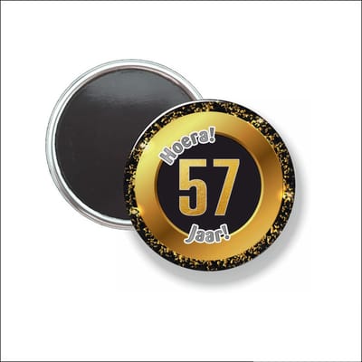 Button Met Magneet 58 MM - Hoera 57 Jaar - NIET VOOR KLEDING