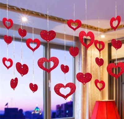 Akyol - Hartjes decoratie slinger – Valentijn-slingers met hart -valentijns versiering - 16 stuks - valentijnsdag decoratie – Versiering – Hangdecoratie romantisch – Deurgordijn – Valentijsdag – Hartjesslinger – Kamer decoratie – Tien