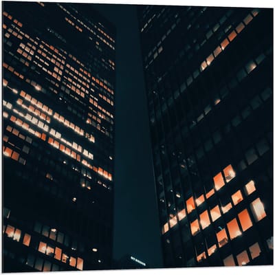 Dibond - Hoge Gebouwen in het Donker - 80x80cm Foto op Aluminium (Met Ophangsysteem)