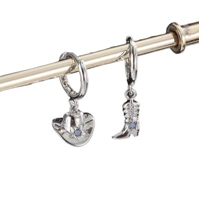 Hiden - Cowboy Hoed en Laars Oorbellen - Vrouwen - Kinderen - Sieraden - Fashion - Earrings - Subtiele oorbellen | Zilverkleurig