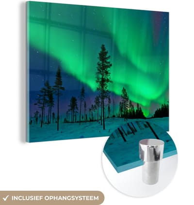 MuchoWow® Glasschilderij 160x120 cm - Schilderij acrylglas - Noorderlicht - Zweden - Boom - Foto op glas - Schilderijen
