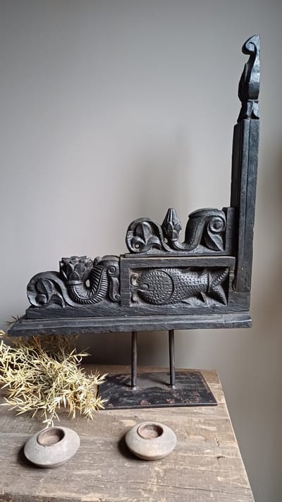 Ornament op metalen voet houtsnijwerk zwart 1
