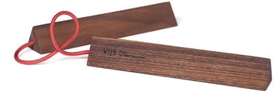 Vij5 - Chaku design onderzetter door KellerFreyschmidt - notenhout - rood koord