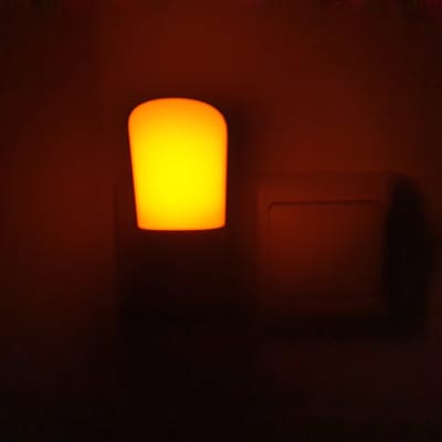 Amber licht nachtlampje - amber cover - schemersensor - dimbaar - stekker - flikkert niet - anti blauw licht - ontspannen avond - nachtrust
