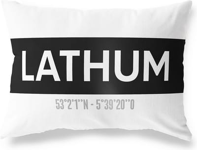 Tuinkussen LATHUM - GELDERLAND met coördinaten - Buitenkussen - Bootkussen - Weerbestendig - Jouw Plaats - Studio216 - Modern - Zwart-Wit - 50x30cm