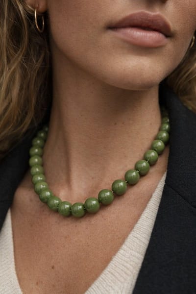 Lundholm Luxe Kralen Ketting Dames Olijf Groen Bedelketting – Premium Stainless Steel Jewellery Gold Plated Kralenketting 15 mm Kralen – 46 cm – Met Bedel-sluiting - My Helsinki Serie – Luxe Geschenkverpakking