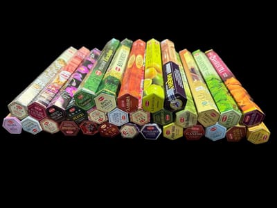 HEM - Wierook - 30 pakjes x 20stokjes = 600 van verschillende geuren wierook - wierook pakket - Creëer een Betoverende Sfeer met Ons Indiase Wierook Pakket en Gratis Wierookhouder!
