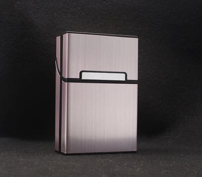 Gadgetpoint - Sigarettenhouder - Opbergbox - Sigarettendoosje - Sigaretten opberg doos - Plastic Metaal Kunststof - Roze