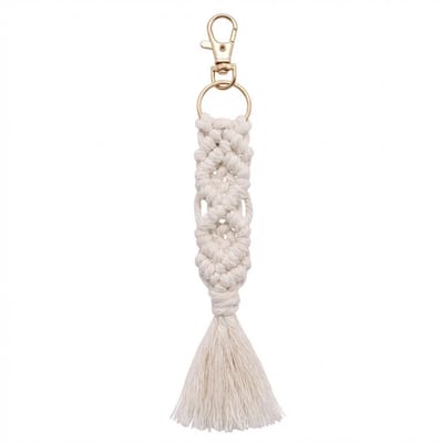 Witte handgemaakte sleutelhanger van touw met kwast – sleutelhanger voor dames en heren – macramé keychain met puur witte hanger, goudkleurige ring en karabijnsluiting