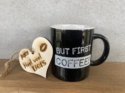 Creaties van Hier - Beker - Black & White mok - Koffie - But First Coffee - met houten hartje Bedankt