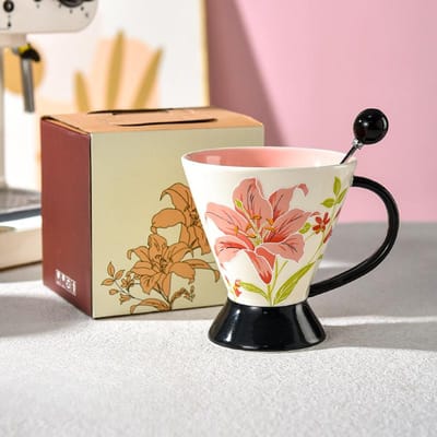 Mooi uitziende Embossed Koffiekop met Lepel High End Exquise Bloemenmok Keramisch Design Niche Retro Kenmerken 320ml