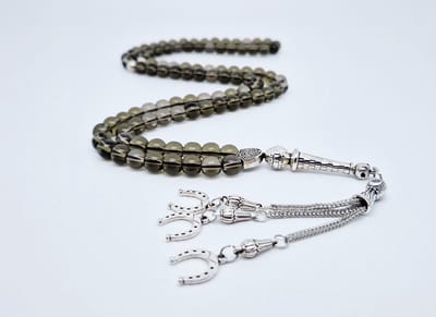 Handgemaakte tesbih "Tasbih" natuursteen " Rookkwarts" - Aantal kralen 99 - Diameter kralen 8MM - met metaal tassel "Hoefijzer" - Een mooi cadeau-idee