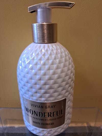 luxe handcreme geparfumeerd met jasmijn en fresia - houtsoorten en musk - voedend voor de huid - leuk kado