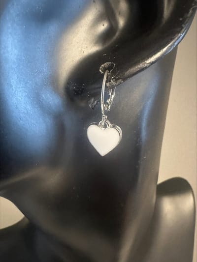 Zilverkleurige ringetjes met een wit hartje | Make up | Parfum | Moederdag | Verjaardagscadeau| Cadeautje| Valentijnsdag| Kado | sieraden | vaderdag | oorbellen | oorsieraden