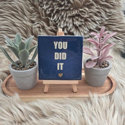 Robuust wenstegeltje “You did it” – Keramiek 10x10 cm – Wanddecoratie & Cadeau – Cadeau Geslaagd – incl standaard – Trendy nu - Feest - Geslaagd - Rijbewijs, diploma of ander succes