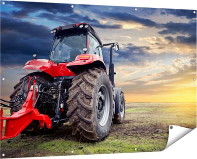 Gards Tuinposter Rode Tractor bij Zonsondergang - Trekker - 150x100 cm - Tuindoek - Tuindecoratie - Wanddecoratie buiten - Tuinschilderij