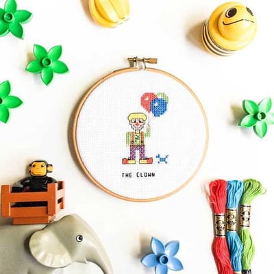 Clown borduurpakket | Borduurpakket voor kinderkamer | Borduurpakket inclusief borduurring, DMC borduurgaren, Aida borduurstof, borduurnaald en instructies
