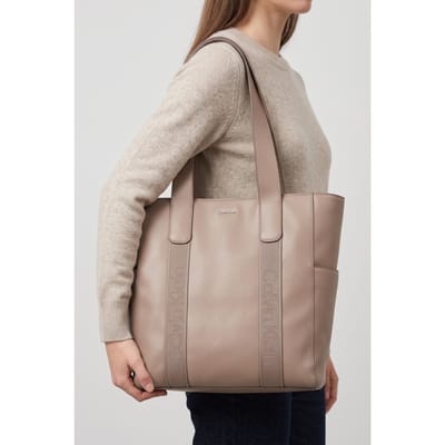 Calvin Klein Webbing Strap Tote Desert Taupe Taglia: OS | Borse a mano Outlet | Donna | Nero