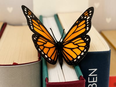 Skushy 2x Boekenlegger - Vlinder - Monarch Butterfly Design - Uniek Cadeau voor Lezers - Bladwijzer voor Boeken - Leeswijzer Accessoire - voor Kinderen en Volwassenen - Boekensteun - Boekenlegger - Boekenleggers Om In Te Kleuren
