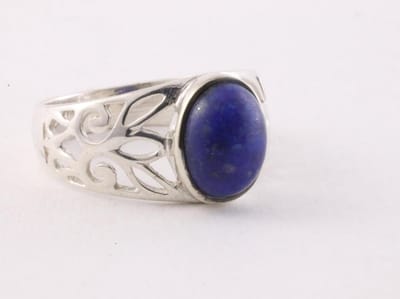 Opengewerkte zilveren ring met lapis lazuli - maat 16