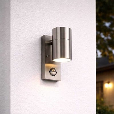 HOFTRONIC Mason wandlamp - 2700K warm wit - Bewegingsmelder en schemerschakelaar - IP44 spatwaterdicht - Spotlight voor binnen en buiten - RVS